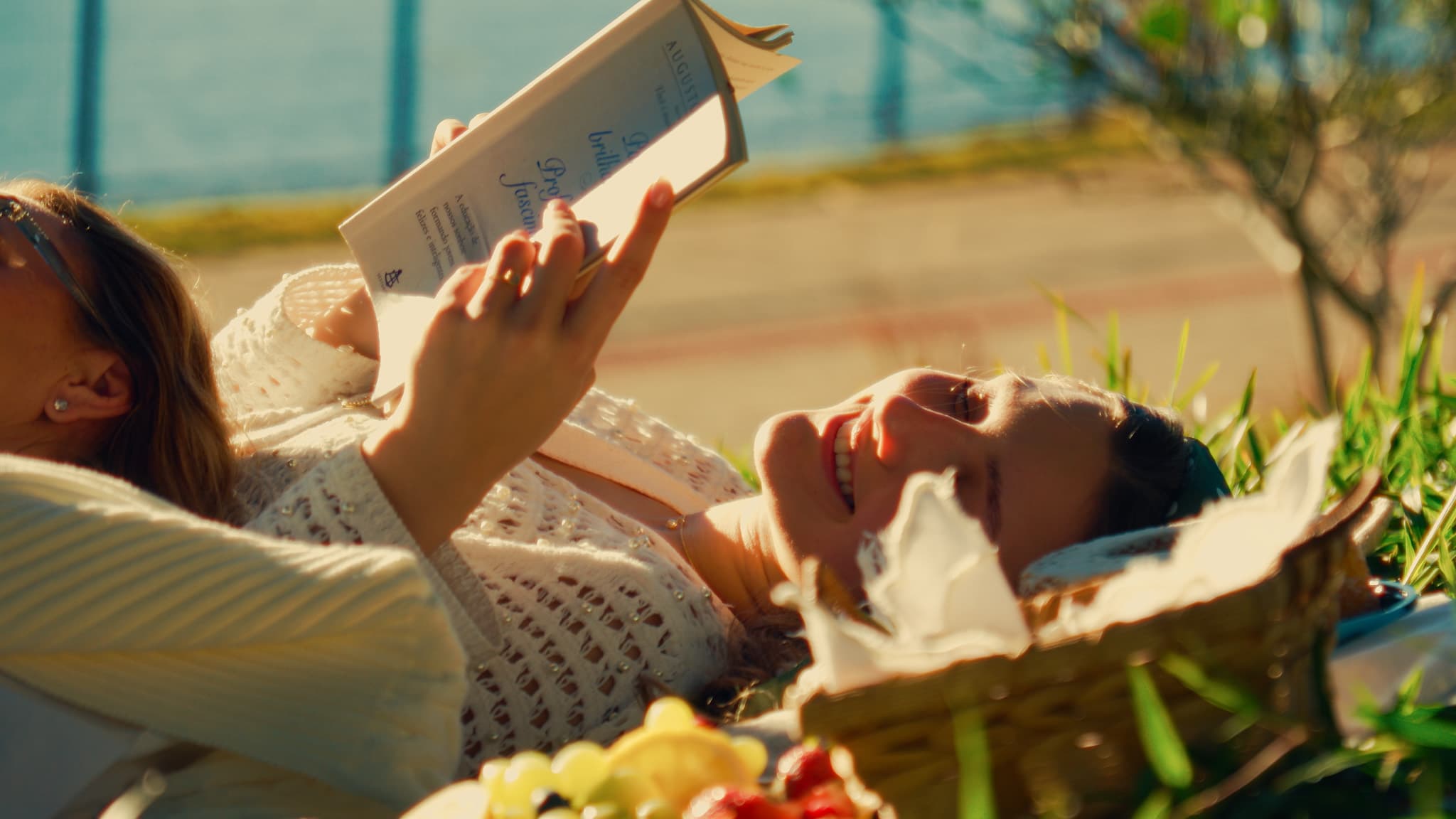 Leitura e risadas na grama
