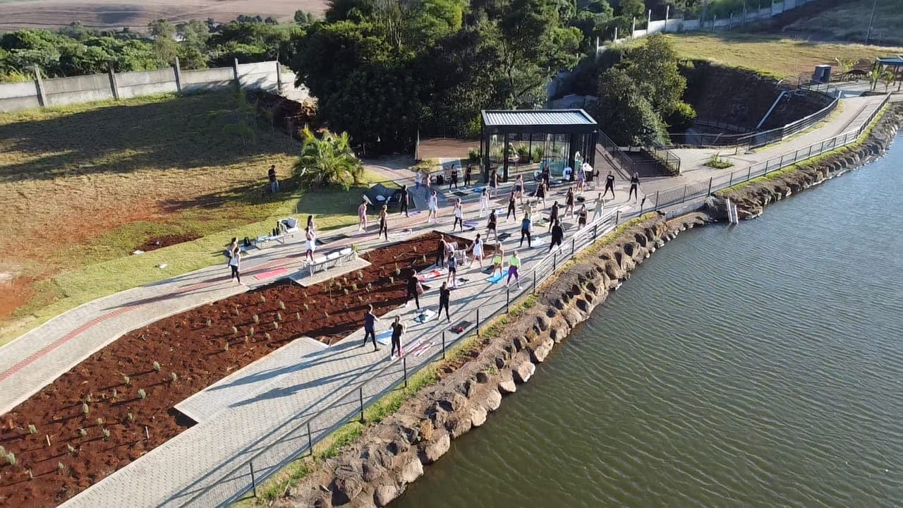 Treino ao nascer do sol, à beira do lago